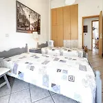 2 Bedroom Beautiful In Kamari Xylokastro 度假居 *