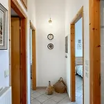 2 Bedroom Beautiful In Kamari Xylokastro 度假居 Kariotika Kamariou