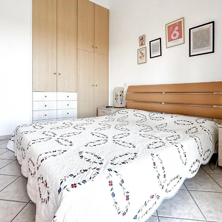 2 Bedroom Beautiful In Kamari Xylokastro 度假居