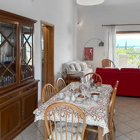 2 Bedroom Beautiful In Kamari Xylokastro 度假居